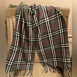 Authentic Burberrys vintage nova check scarf (KH20)